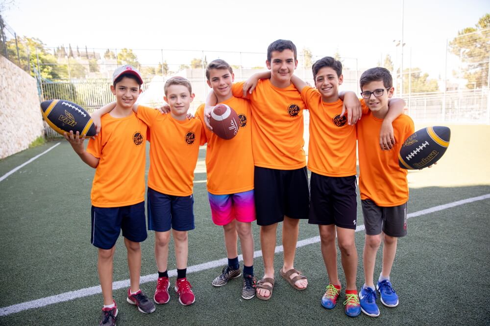 בנים עם כדורי פוטבול אמריקאי